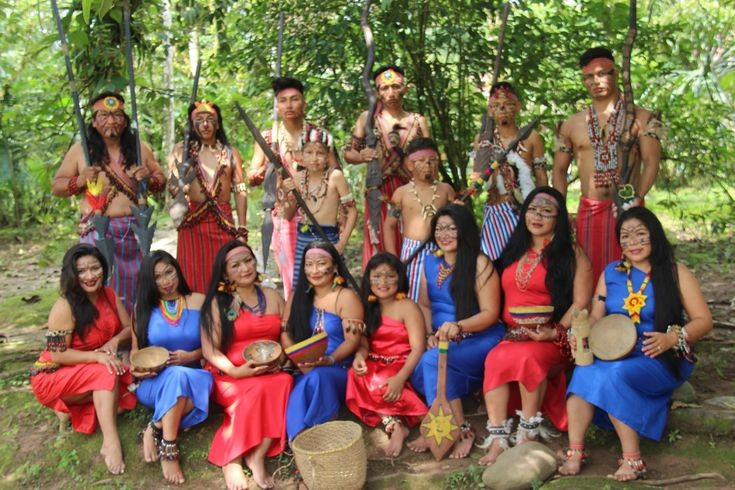  Xã hội tổ chức theo đơn vị gia đình lớn. Thay vì sống tập trung thành làng đông đúc, người Shuar thường cư trú theo các nhóm gia đình mở rộng, phân tán trong rừng để dễ khai thác tài nguyên và tránh xung đột. Ảnh: Pinterest.