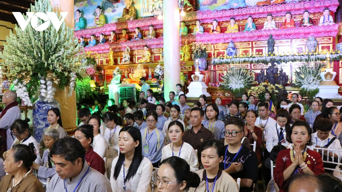 Đông đảo Phật tử dự lễ cung tiễn xá lợi Đức Phật