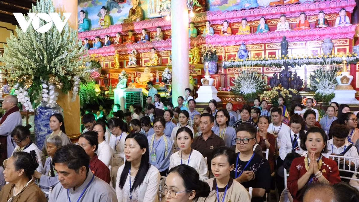 Đông đảo Phật tử dự lễ cung tiễn xá lợi Đức Phật