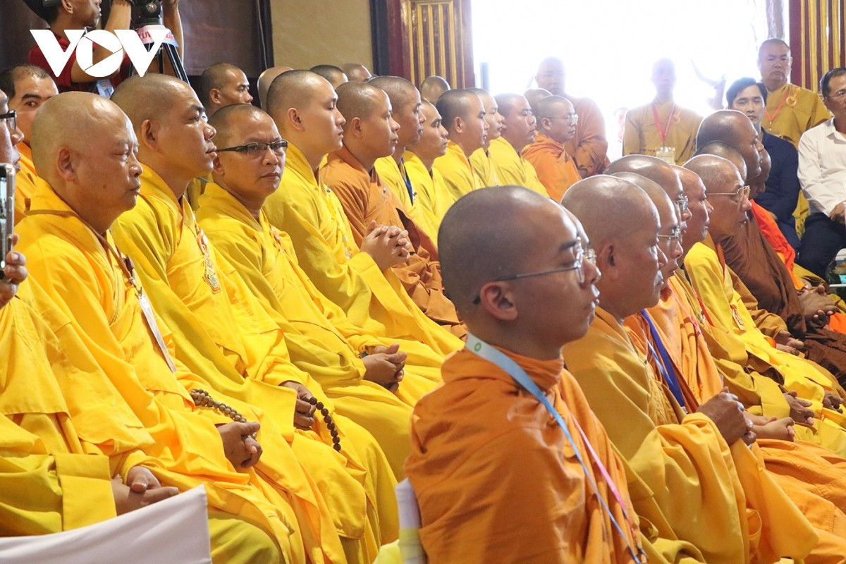 Đông đảo chư tăng tham dự lễ