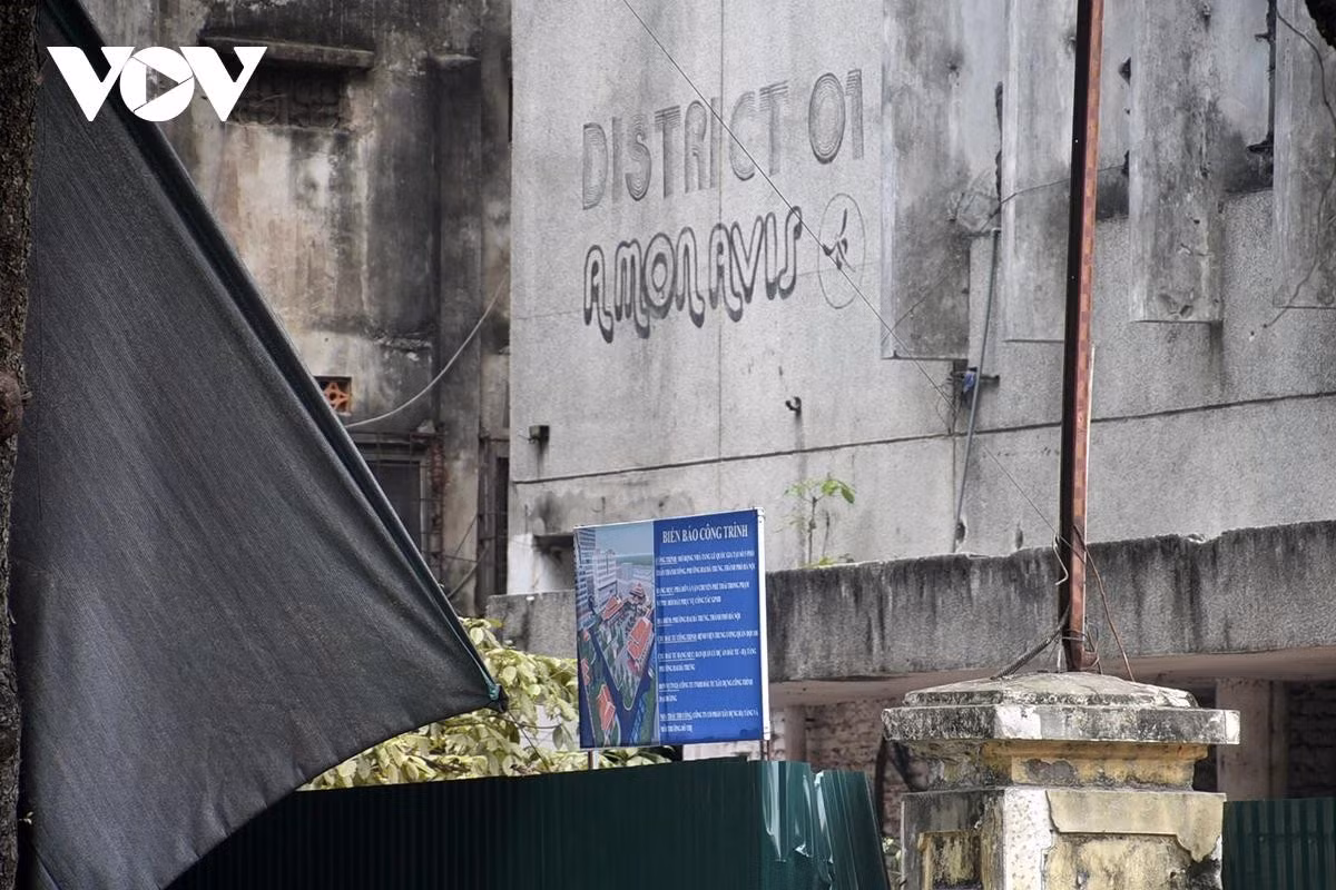 Nơi đây cũng từng được biết đến với tên gọi Zone 9, một địa chỉ quen thuộc của giới trẻ Hà Nội một thời. Zone 9 từng là tổ hợp sáng tạo với quán cà phê, studio, nghệ thuật và giải trí.