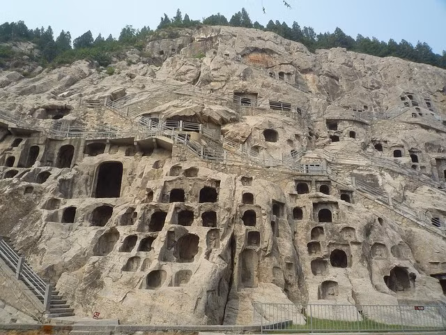  Có hơn 2.300 hang và hốc đá. Hệ thống hang lớn nhỏ phân bố dọc hai bên vách núi. Ảnh: Pinterest.