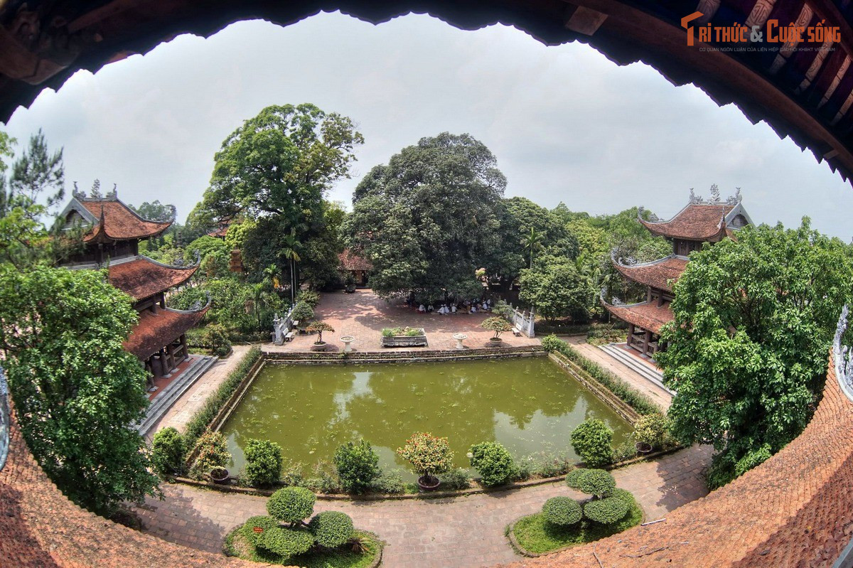 Tọa lạc giữa làng cổ Nôm đặc trưng đồng bằng Bắc Bộ. Chùa nằm ở trung tâm làng Nôm, ngôi làng cổ vẫn giữ được nhiều công trình xưa như cổng làng, cầu đá, giếng cổ và những ngôi nhà truyền thống, tạo nên tổng thể không gian văn hóa làng Việt hiếm có giữa thế kỷ 21.