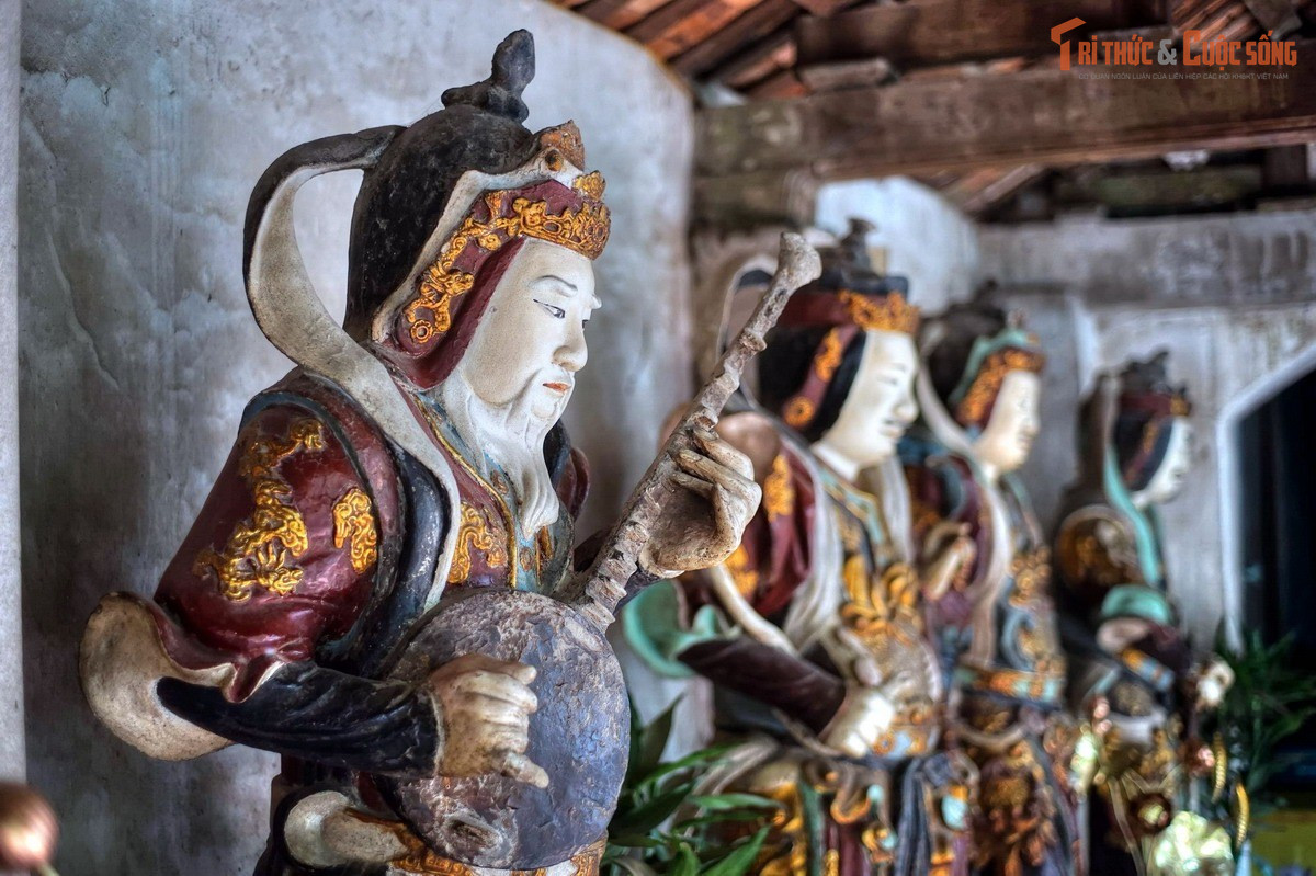 Nổi tiếng với hệ thống tượng đất quy mô lớn. Chùa Nôm sở hữu hơn một trăm pho tượng Phật và tượng hộ pháp bằng đất nung, có niên đại hàng trăm năm, được xem là bộ sưu tập tượng đất cổ lớn bậc nhất Việt Nam.