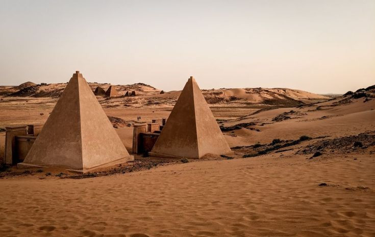  Giao thương rộng khắp châu Phi và Địa Trung Hải. Meroë nằm trên các tuyến thương mại quan trọng, kết nối nội địa châu Phi với Ai Cập, Biển Đỏ và thế giới Địa Trung Hải, buôn bán vàng, ngà voi, sắt và gia súc. Ảnh: Pinterest.