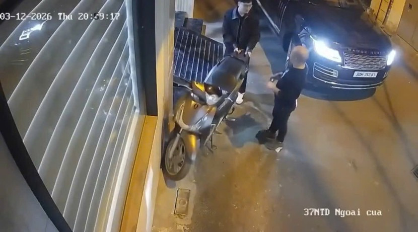 Người đàn ông áo đen từ ô tô bước xuống...