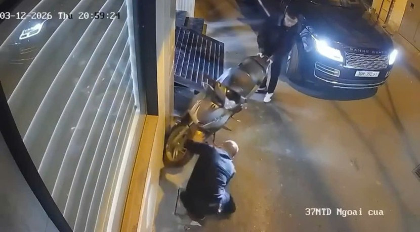 sau đó dùng vật nhọn đâm thủng 2 lốp xe máy SH dựng bên đường