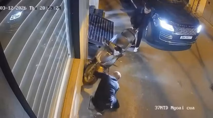 sau đó dùng vật nhọn đâm thủng 2 lốp xe máy SH dựng bên đường