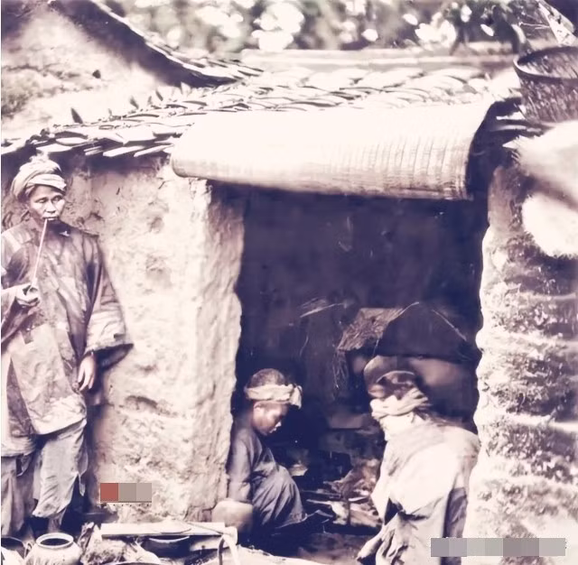 Bức ảnh thứ hai khắc họa cuộc sống của người dân nghèo ở miền Nam Trung Quốc. Những ngôi nhà nhỏ bé, ẩm thấp, trước nhà chất đầy đồ đạc, bên trong chật chội đến mức không có chỗ đặt chân. Phần lớn đàn ông trong gia đình chỉ biết ngồi tựa cửa hút thuốc, gương mặt hiện rõ sự bất lực và mệt mỏi.