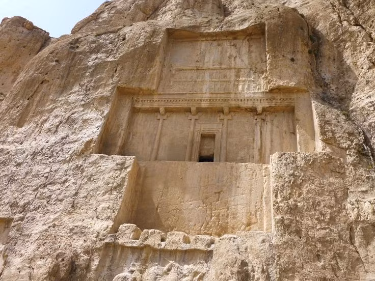  Được tạc trực tiếp vào vách đá. Lăng mộ có hình thập tự khổng lồ, với cửa vào ở phần trung tâm của mặt đá dựng đứng. Ảnh: Pinterest.