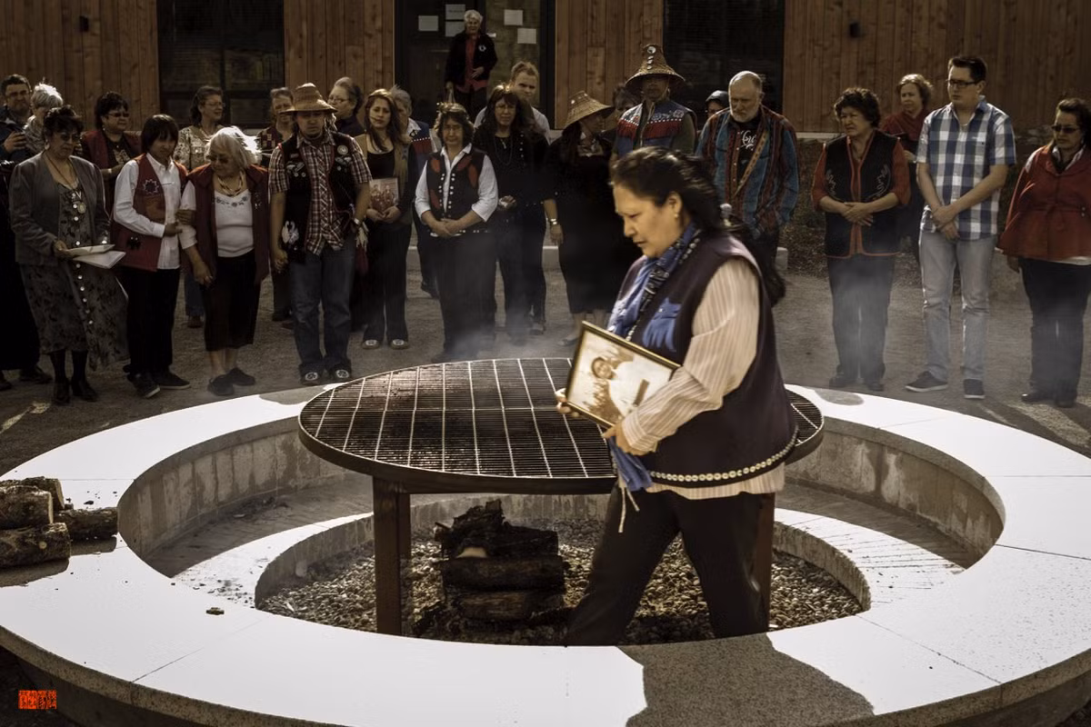  Nghi lễ potlatch mang ý nghĩa sâu sắc. Potlatch là nghi lễ trao tặng quà lớn, dùng để khẳng định địa vị, tưởng nhớ người đã khuất và củng cố mối quan hệ xã hội. Đối với người Tlingit, sự hào phóng là thước đo danh dự và uy tín. Ảnh: danielfox.co.