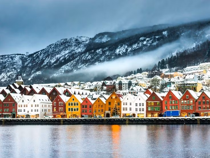  Hiện nay là trung tâm văn hóa và du lịch. Ngày nay, nhiều tòa nhà ở Bryggen đã được cải tạo thành cửa hàng thủ công, phòng trưng bày nghệ thuật, quán cà phê và bảo tàng. Khu phố cổ này thu hút hàng triệu du khách mỗi năm đến tham quan và tìm hiểu lịch sử thương mại của Bergen. Ảnh: Pinterest.