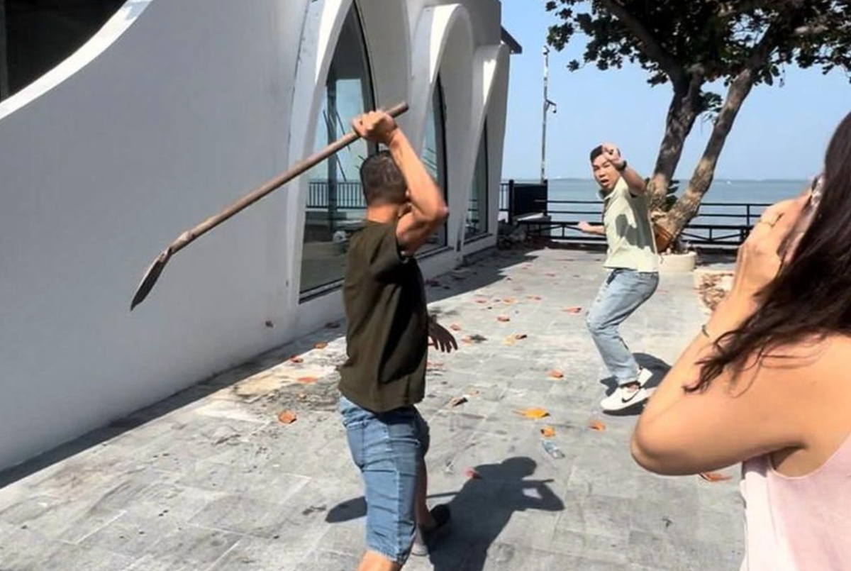 Ông Đặng Trần Quốc V. chủ quán cơm niêu dùng xẻng đuổi đánh du khách- Ảnh cắt từ clip