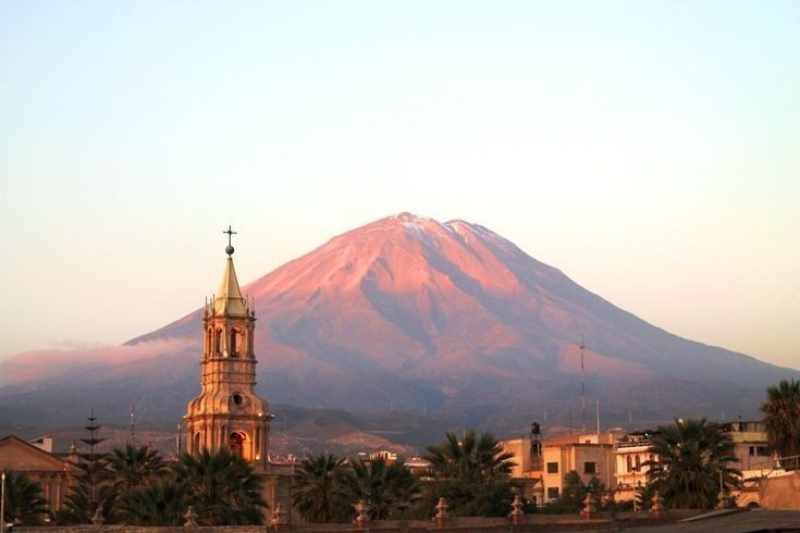  Độ cao đáng kể so với mực nước biển. Thành phố nằm ở độ cao khoảng 2.300 mét, khiến khí hậu mát mẻ quanh năm. Du khách thường cần thời gian thích nghi với không khí loãng của vùng cao nguyên Andes. Ảnh: Pinterest.