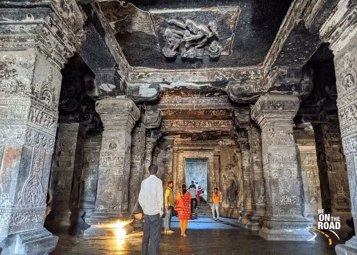  Các bức phù điêu thể hiện thần thoại Ấn Độ phong phú. Hàng trăm hình chạm mô tả thần Shiva, Vishnu và nhiều cảnh trong sử thi Ramayana và Mahabharata. Ảnh: Pinterest.
