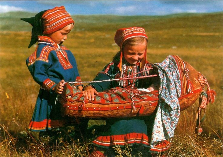  Từng chịu nhiều chính sách đồng hóa. Trong nhiều thế kỷ, người Sámi bị hạn chế ngôn ngữ và lối sống, ảnh hưởng sâu sắc đến văn hóa truyền thống. Ảnh: Pinterest.