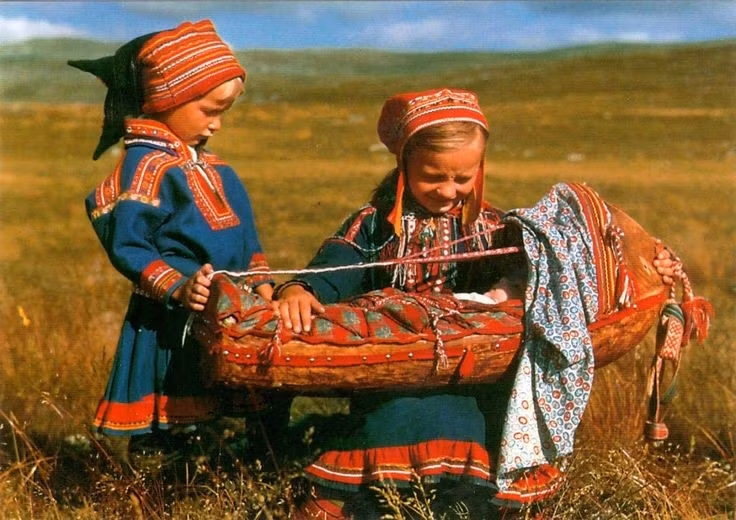  Từng chịu nhiều chính sách đồng hóa. Trong nhiều thế kỷ, người Sámi bị hạn chế ngôn ngữ và lối sống, ảnh hưởng sâu sắc đến văn hóa truyền thống. Ảnh: Pinterest.