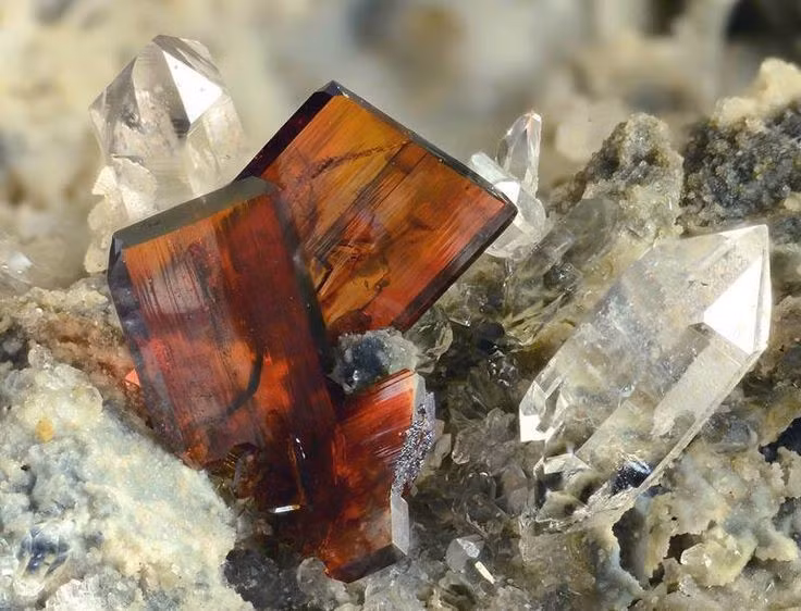  1. Thành phần chính là titanium dioxide. Brookite có công thức hóa học TiO₂, giống với rutile và anatase, nhưng khác về cấu trúc tinh thể. Ảnh: Pinterest.