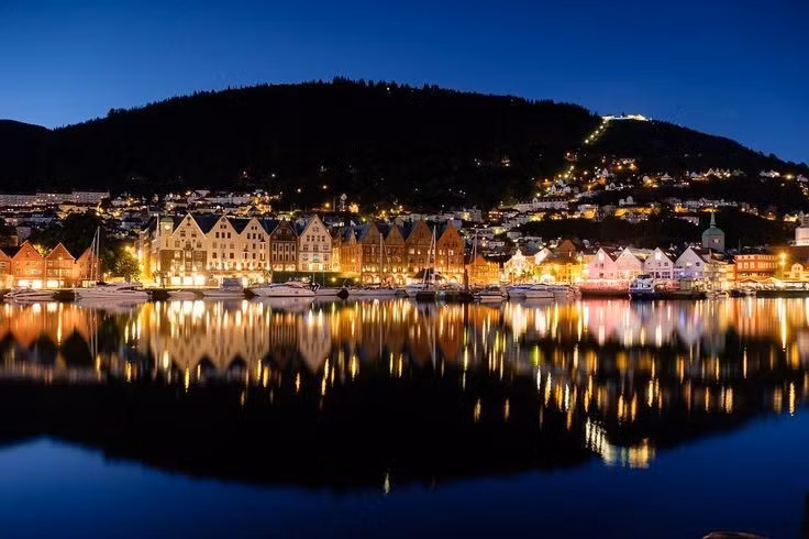  Từng là căn cứ của Liên minh Hanseatic. Từ thế kỷ 14, Bryggen trở thành trung tâm hoạt động của Liên minh Hanseatic, một liên minh thương mại hùng mạnh của các thành phố buôn bán ở Bắc Âu. Các thương nhân Đức sinh sống và làm việc trong khu nhà gỗ này, điều hành việc xuất khẩu cá khô từ Na Uy sang khắp châu Âu. Ảnh: Pinterest.