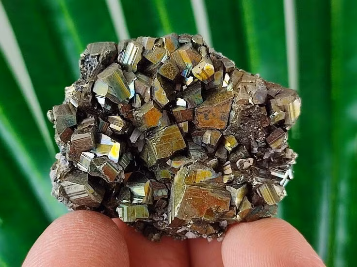  Hình khối hoàn hảo. Pyrite thường kết tinh thành các khối lập phương, bát diện hoặc hình ngũ giác đều đặn, được giới sưu tầm khoáng vật ưa chuộng. Ảnh: Pinterest.