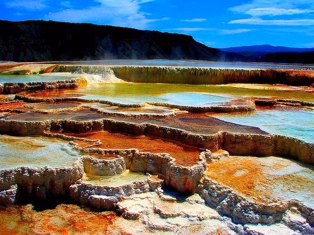 Hơn 10.000 hiện tượng địa nhiệt. Công viên có số lượng mạch nước phun, suối nước nóng, bùn sôi và lỗ phun khí nhiều nhất thế giới, hơn 10.000 điểm. Ảnh: Pinterest.