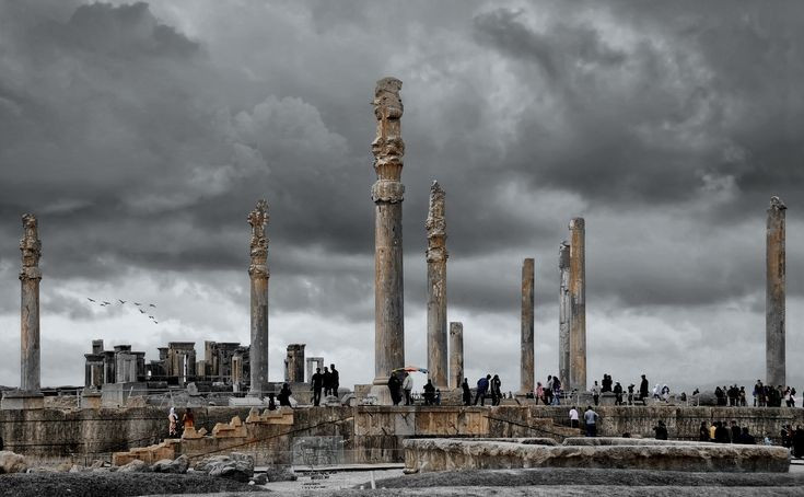 Thành lập bởi vua Darius I. Persepolis được xây dựng khoảng năm 518 TCN để làm trung tâm nghi lễ của Đế quốc Ba Tư. Ảnh: Pinterest.