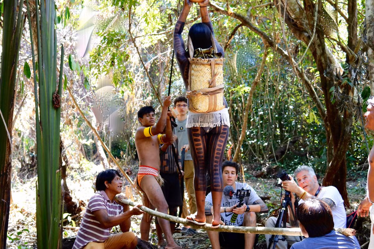  Văn hóa truyền khẩu được gìn giữ qua nhiều thế hệ. Các câu chuyện, bài hát và nghi lễ giúp người Kayapo lưu giữ lịch sử, luật tục và thế giới quan đặc trưng của mình. Ảnh: sapiens.org.