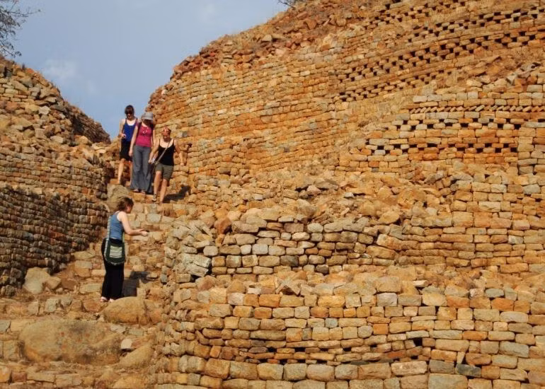  Dấu hiệu của xã hội phân cấp mạnh. Khu vực cao nhất của Khami được dành cho giới cầm quyền và nghi lễ, trong khi dân thường sinh sống ở các tầng thấp hơn. Cách bố trí này phản ánh cấu trúc quyền lực chặt chẽ và tư duy không gian mang tính biểu tượng của người Torwa. Ảnh: zimbabwetourism.net.