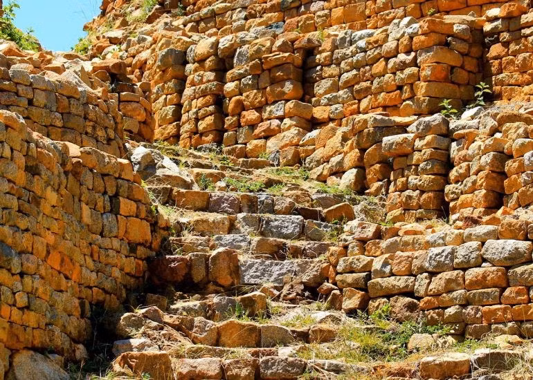  Bị bỏ hoang do chiến tranh. Những xung đột nội bộ và áp lực từ đế quốc Mutapa khiến Khami suy tàn. Ảnh: zimbabwetourism.net.