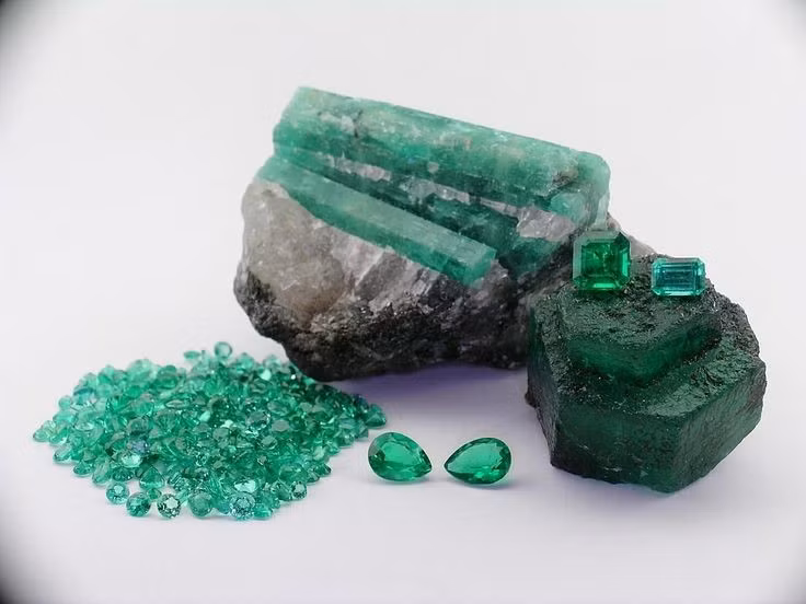  6. Ngọc lục bảo có độ cứng tương đối cao nhưng lại dễ vỡ. Dù có độ cứng khoảng 7.5–8 trên thang Mohs, ngọc lục bảo lại khá giòn và dễ bị sứt mẻ khi va đập mạnh. Ảnh: Pinterest.