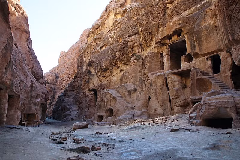  Miễn phí vé vào tham quan. Khác với Petra Lớn, du khách không phải trả phí tham quan Petra Nhỏ. Ảnh: universes.art.