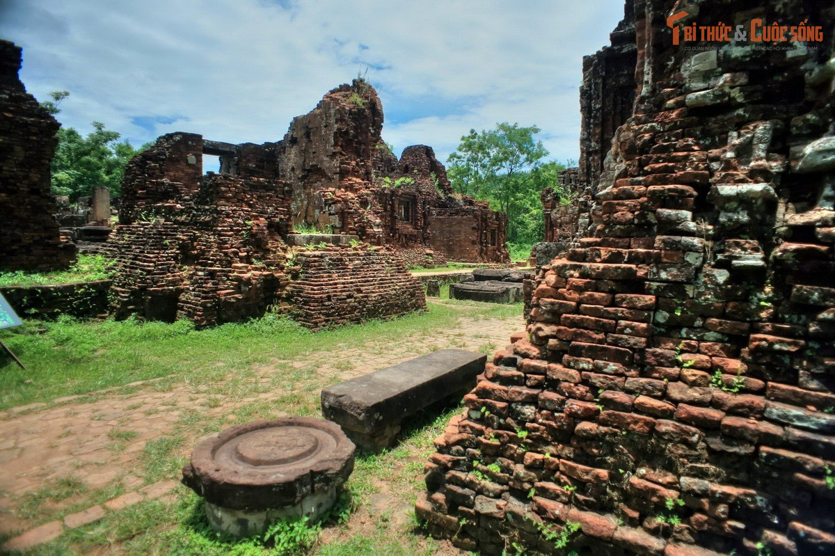 Bị tổn hại nặng nề vì bom đạn trong thế kỷ 20. Nhiều đền tháp bị ở thánh địa Mỹ Sơn bị hư hại nghiêm trọng do bom của không quân Mỹ thả xuống trong cuộc chiến ở Việt Nam.