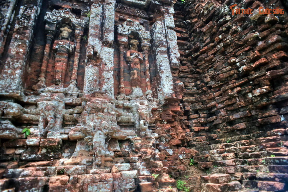 Trang trí điêu khắc mang đậm bản sắc Chăm. Phù điêu, tượng thần và hoa văn ở Mỹ Sơn thể hiện sự giao thoa giữa văn hóa Ấn Độ giáo và văn hóa bản địa Chăm.