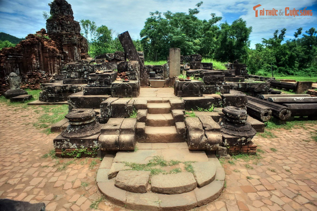 Gắn liền với tín ngưỡng thờ thần Shiva. Phần lớn đền tháp tại Mỹ Sơn được xây dựng để thờ thần Shiva dưới dạng linga – biểu tượng sinh thực khí.