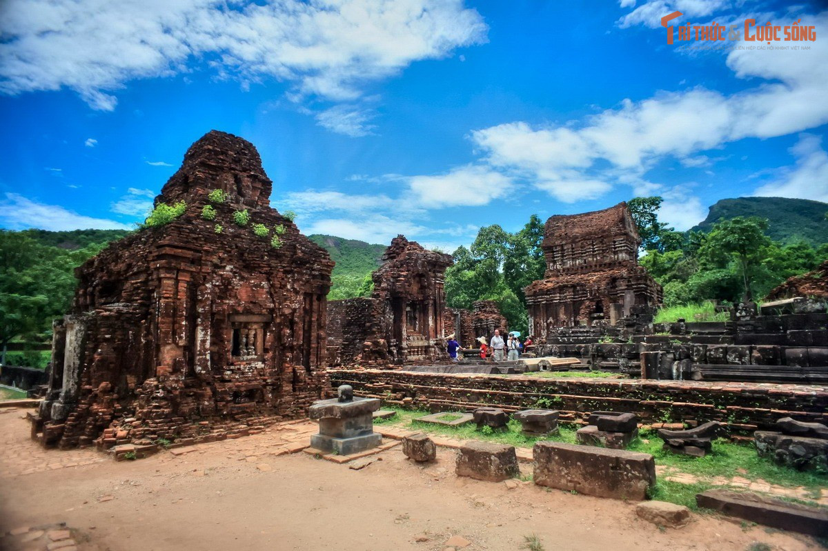 Xây dựng theo bố cục linh thiêng. Các nhóm tháp thường xoay mặt về hướng Đông, nơi mặt trời mọc, mang ý nghĩa tâm linh sâu sắc.