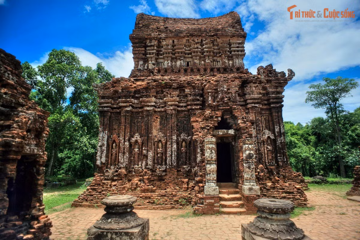 Kỹ thuật xây gạch vẫn chưa được giải mã. Những viên gạch Chăm ở thành địa Mỹ Sơn được ghép khít đến mức khó nhận ra mạch vữa, đến nay cách thức xây dựng vẫn chưa được lý giải hoàn toàn.