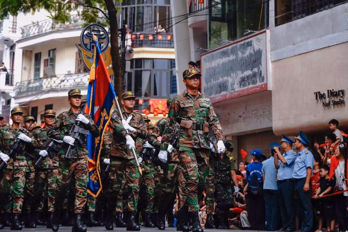 Khối Quân đội Hoàng Gia Campuchia gây ấn tượng với trang phục mang màu sắc ngụy trang khi tham gia Lễ diễu binh, diễu hành.