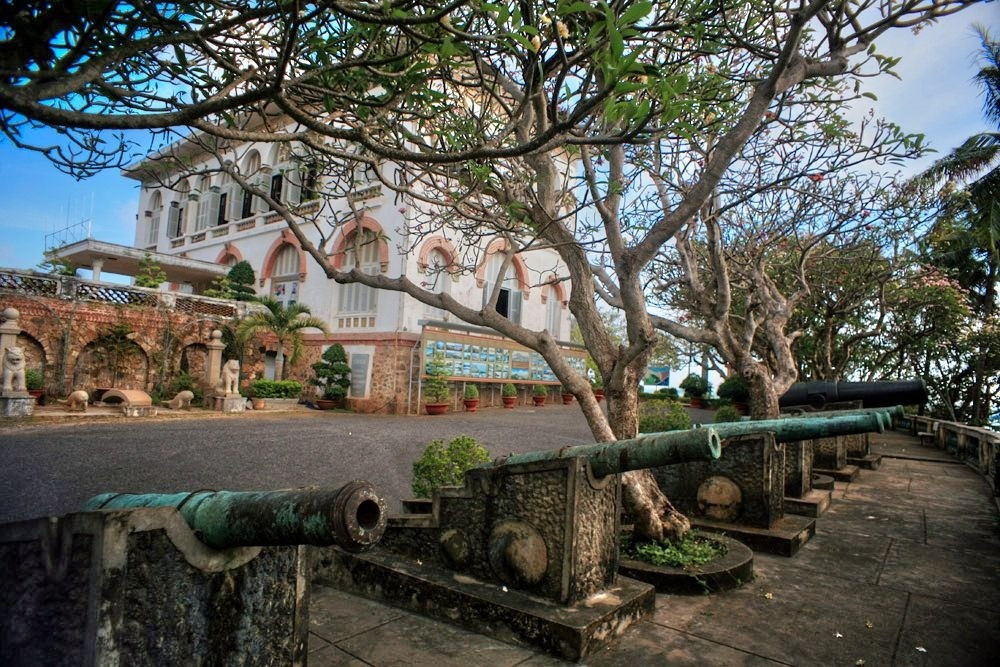 Có pháo thần công bảo vệ khu vực. Khuôn viên Bạch Dinh xưa kia đặt các khẩu thần công nhằm kiểm soát và bảo vệ vùng biển trước mặt.