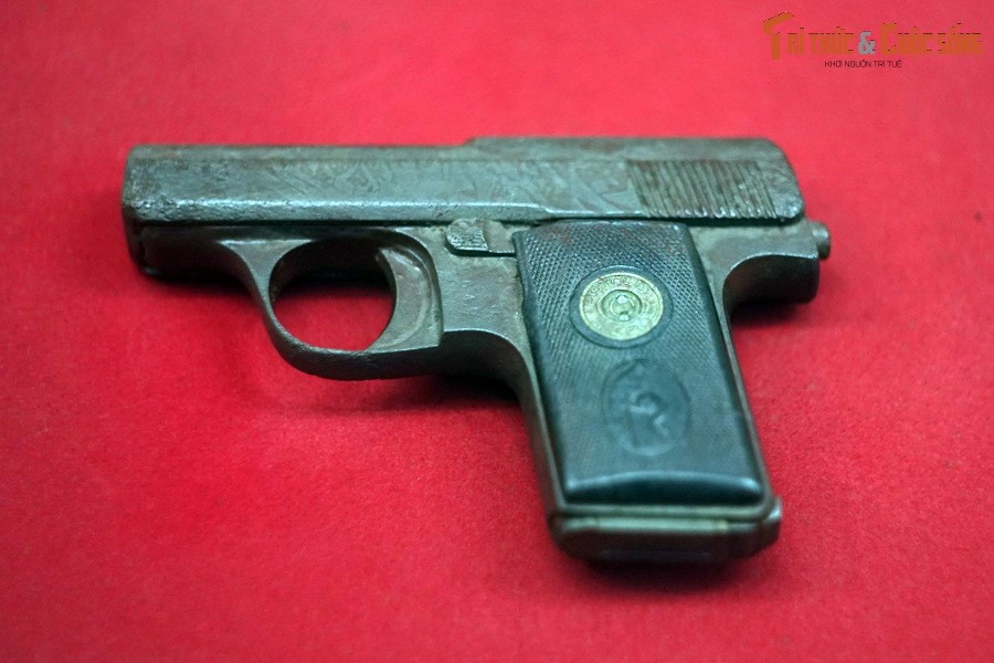 Súng ngắn đội danh dự tỉnh Ninh Thuận dùng tham gia giành chính quyền ở tỉnh, tháng 8/1945.