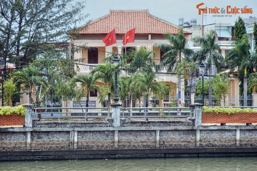 3. Tọa lạc bên bờ sông Bảo Định tại số 19 đường Ngô Quyền, thành phố Tân An, tỉnh Long An, Dinh Tổng Thận là chứng tích lịch sử đặc biệt về cuộc Cách mạng tháng Tám ở khu vực Nam Bộ.