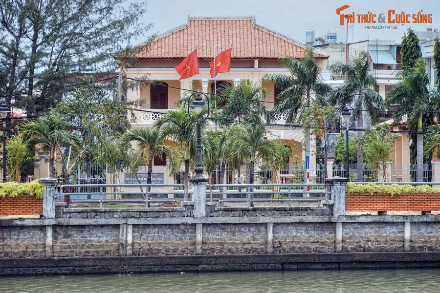 3. Tọa lạc bên bờ sông Bảo Định tại số 19 đường Ngô Quyền, thành phố Tân An, tỉnh Long An, Dinh Tổng Thận là chứng tích lịch sử đặc biệt về cuộc Cách mạng tháng Tám ở khu vực Nam Bộ.