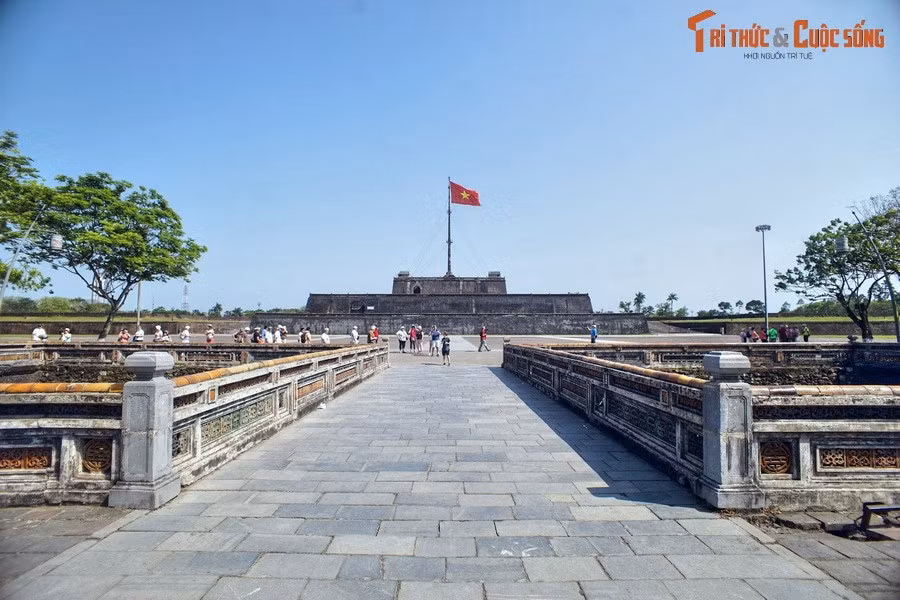 Từ giây phút này, chính quyền đã về tay nhân dân. Niềm vui của người Huế vỡ òa, bởi đây là thắng lợi trong bộn bề khó khăn do Huế là kinh đô của nhà nước phong kiến, vừa là thủ phủ của chính phủ bù nhìn Trần Trọng Kim và cũng là nơi đặt cơ quan cai trị của quân đội Nhật.