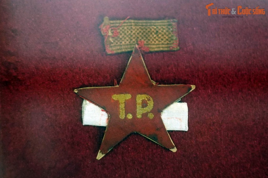 Phù hiệu Thanh niên Tiền phong của bà Chu Thọ Tâm, xã Huy Chương, ngoại thành Hà Nội đeo khi dự mít-tinh ở đình Chèm và tham gia đánh chiếm Phủ Khâm sai ngày 19/9/1945.