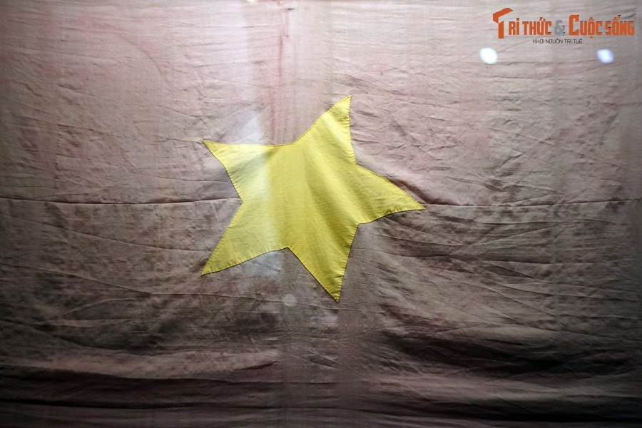 Cờ Tổ quốc treo tại Đại hội Quốc dân Tân Trào (huyện Sơn Dương, tỉnh Tuyên Quang) ngày 16/8/1945. Đại hội đã tán thành chủ trương Tổng khởi nghĩa và thông qua 10 chính sách của Việt Minh trong cuộc Cách mạng Tháng 8. Hiện vật được trưng bày tại Bảo tàng Lịch sử Quốc gia Việt Nam.