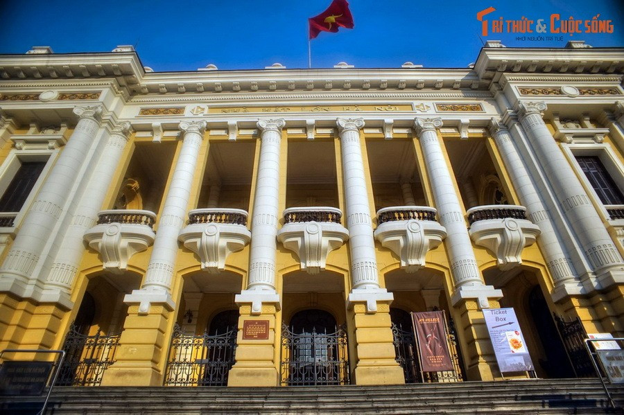 Ngược dòng lịch sử, cả đêm 18/8/1945, ở Hà Nội hầu như không ai ngủ. Các tầng lớp quần chúng nhân dân khẩn trương chuẩn bị cờ, băng rôn, biểu ngữ cho cuộc biểu tình lớn do Việt Minh tổ chức, dự kiến diễn ra ở quảng trường Nhà hát Lớn ngày hôm sau.