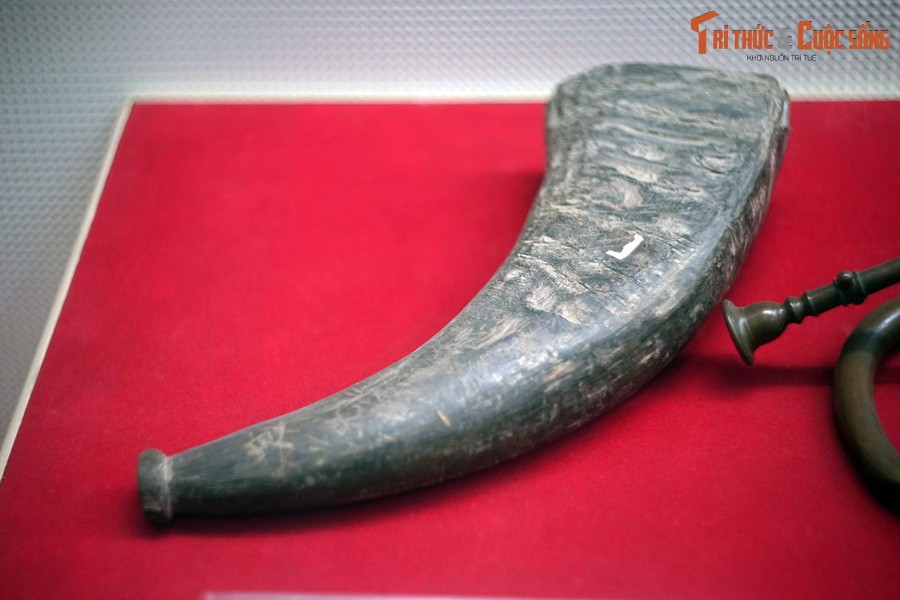 Chiếc tù và do anh Nguyễn Văn Khao, huyện Phục Hòa, tỉnh Cao Bằng tự chế bằng sừng trâu để báo hiệu cho nhân dân chuẩn bị đánh Nhật - Pháp ở địa phương, tháng 8/1945.