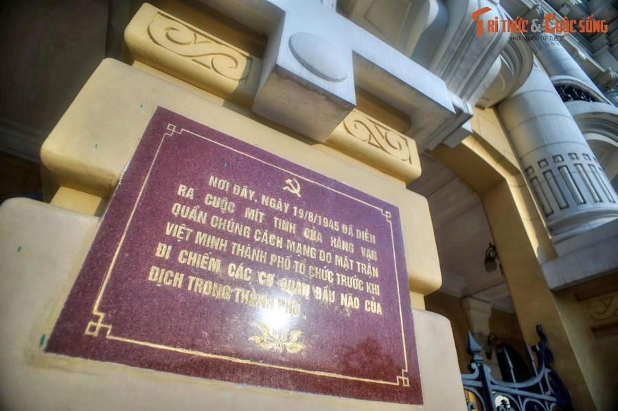 au tuyên bố đó, cuộc mít tinh đã biến thành cuộc biểu dương lực lượng và hoạt động vũ trang giành chính quyền. Ngày 19/8 đi vào lịch sử như ngày cuộc Cách mạng Tháng 8 bùng nổ. Vào thập niên 1990, địa điểm lịch sử này chính thức mang tên Quảng trường Cách mạng Tháng Tám.