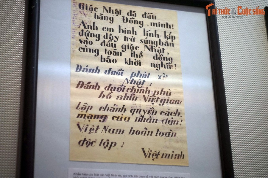 Khẩu hiệu của Mặt trận Việt Minh kêu gọi binh lính của chính quyền tay sai quay về với cách mạng cùng đồng bào khởi nghĩa giành chính quyền năm 1945.