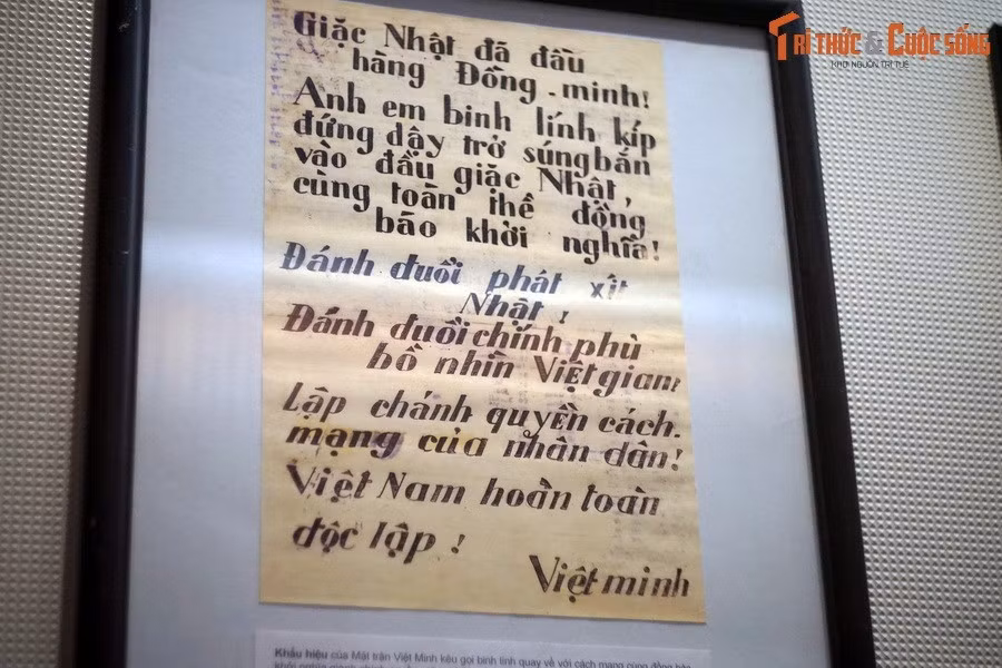 Khẩu hiệu của Mặt trận Việt Minh kêu gọi binh lính của chính quyền tay sai quay về với cách mạng cùng đồng bào khởi nghĩa giành chính quyền năm 1945.