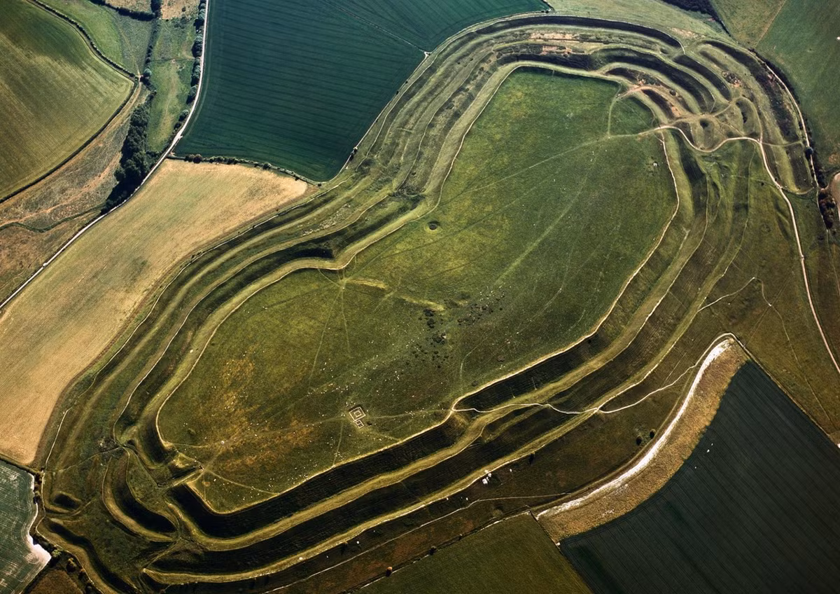  Địa điểm này từng được dùng trong Thế chiến II. Quân đội Anh tận dụng địa hình cao của thành để làm khu vực huấn luyện và quan sát. Ảnh: discoveringbritain.org.